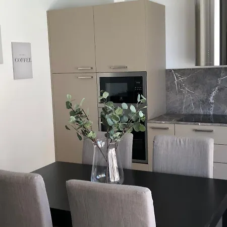 *central Lakeside Apt*swimming Pool & Free Parking Apartment *